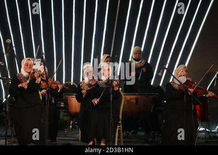 (201008) -- LE CAIRE, le 8 octobre 2020 (Xinhua) -- des musiciens de sexe féminin malvoyants se produisent à la veille de la Journée mondiale de la vue à l'Opéra du Caire, en Égypte, le 7 octobre 2020. La Journée mondiale de la vue, qui a lieu chaque année le deuxième jeudi d'octobre, vise à concentrer l'attention mondiale sur la déficience visuelle et la cécité. (Xinhua/Ahmed Gomaa) Banque D'Images