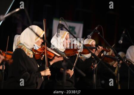 (201008) -- LE CAIRE, le 8 octobre 2020 (Xinhua) -- des musiciens de sexe féminin malvoyants se produisent à la veille de la Journée mondiale de la vue à l'Opéra du Caire, en Égypte, le 7 octobre 2020. La Journée mondiale de la vue, qui a lieu chaque année le deuxième jeudi d'octobre, vise à concentrer l'attention mondiale sur la déficience visuelle et la cécité. (Xinhua/Ahmed Gomaa) Banque D'Images