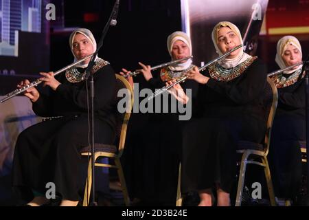 (201008) -- LE CAIRE, le 8 octobre 2020 (Xinhua) -- des musiciens de sexe féminin malvoyants se produisent à la veille de la Journée mondiale de la vue à l'Opéra du Caire, en Égypte, le 7 octobre 2020. La Journée mondiale de la vue, qui a lieu chaque année le deuxième jeudi d'octobre, vise à concentrer l'attention mondiale sur la déficience visuelle et la cécité. (Xinhua/Ahmed Gomaa) Banque D'Images