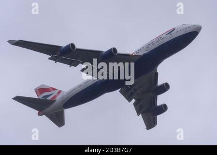 Aéroport de Londres Heathrow, Londres, Royaume-Uni. 8 octobre 2020. British Airways avait une paire de Boeing 747 Jumbo jets retirés en entrepôt à Heathrow, immobilisés après une retraite prématurée en raison des dommages causés par la COVID-19 à l’industrie du voyage. Enregistrement G-CIVB a décollé d'abord par mauvais temps, et est dans un plan rétro spécial pour célébrer le centenaire de BA en 2019. Il a parcouru 59 millions de miles et sera sauvé comme pièce de musée à l'aéroport de Cotswold. G-CIVY a suivi (photo) et est dans une livrée BA standard, faisant demi-tour et faisant une « approche interrompue » de retour au-dessus de l'aéroport avant qu'il ne parte probablement pour la ferraille Banque D'Images