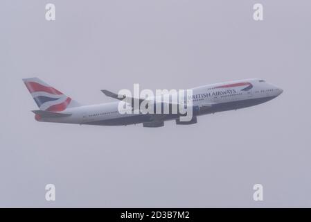 Aéroport de Londres Heathrow, Londres, Royaume-Uni. 8 octobre 2020. British Airways avait une paire de Boeing 747 Jumbo jets retirés en entrepôt à Heathrow, immobilisés après une retraite prématurée en raison des dommages causés par la COVID-19 à l’industrie du voyage. Enregistrement G-CIVB a décollé d'abord par mauvais temps, et est dans un plan rétro spécial pour célébrer le centenaire de BA en 2019. Il a parcouru 59 millions de miles et sera sauvé comme pièce de musée à l'aéroport de Cotswold. G-CIVY a suivi et est dans une livrée BA standard, faisant demi-tour et faisant une « approche interrompue » au-dessus de l'aéroport avant qu'il ne parte probablement pour la ferraille Banque D'Images