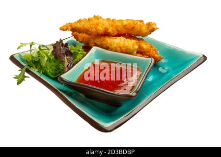 Crevettes tempura avec sauce Chili. Isolé sur fond blanc. Banque D'Images