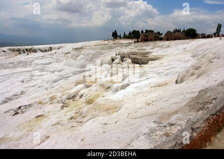 Pamukkale - piscines naturelles de travertin et terrasses de Denizli, Turquie Banque D'Images