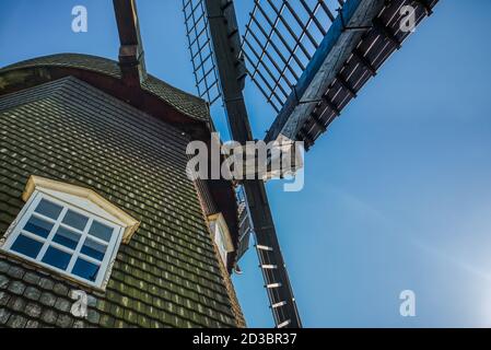 Ancienne tour de moulin en bois avec une petite fenêtre et des lames véhicule rural, ancien concept industriel. Les anciennes lames de moulin à vent représentent une technologie passée Banque D'Images