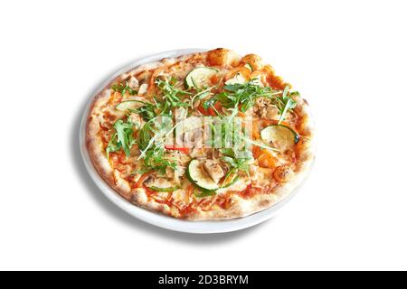 Assiette blanche avec pizza ronde et champignons. Isolé sur blanc avec un masque Banque D'Images