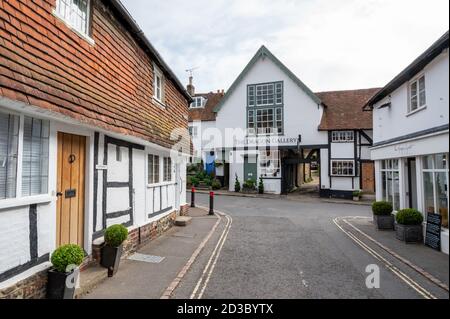Vue sur Middle Street vers High Street à Petworth, West Sussex. Banque D'Images