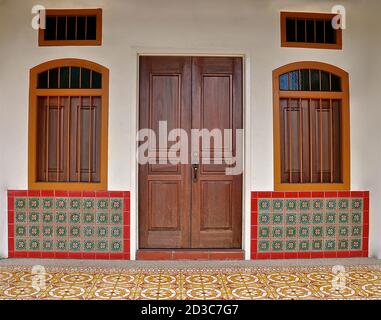 Façade d'un magasin chinois traditionnel de style peranakan, avec des motifs géométriques colorés sur la façade. Banque D'Images