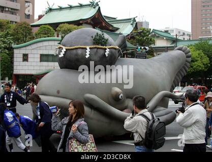 Un Flotteur En Forme De Poisson Chat Geant Avec Une Pierre A La Tete Est Tire Par Les Paroissiens Du Sanctuaire Lors D Un Defile Pour Marquer Le Festival De Kanda A Tokyo Le