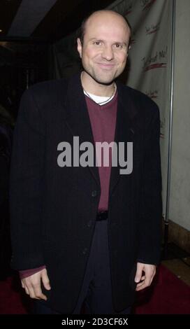 Enrico Colantoni Laura San Giacomo Damit Er Die Wohnung Bekommt Geben Sich Elliot Enrico Colantoni Und Maya Laura San Giacomo Als Ehepaar Aus Um Die Zu Vermieterin Ueberzeugen Kuessen Innig Sie Sich