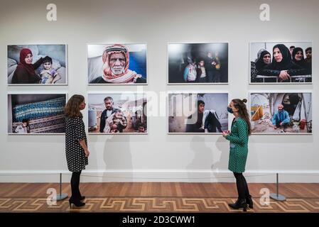 Londres, Royaume-Uni. 8 octobre 2020. Les membres du personnel voient les œuvres de Leila Alaoui à l'aperçu de Leila Alaoui : Rite de passage à Somerset House. L'exposition est la première grande rétrospective britannique d'œuvres du célèbre photographe, vidéoartiste et activiste franco-marocain qui a été tué à l'âge de 33 ans après avoir subi des blessures lors d'une attaque terroriste au Burkina Faso alors qu'il était en mission photographique pour Amnesty International. L'exposition aura lieu du 11 octobre 2020 au 28 février 2021. Credit: Stephen Chung / Alamy Live News Banque D'Images