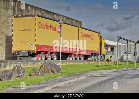 AUCKLAND, NOUVELLE-ZÉLANDE - 02 avril 2019 : Auckland / Nouvelle-Zélande - 2 avril 2019 : camion jaune CourierPost et chauffeur Banque D'Images