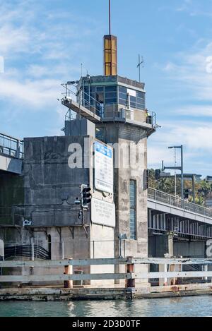 Un homme se tient à l'extérieur de la salle de contrôle, près du dispositif de levage Section du pont Spitt près de Clontarf dans le port de Sydney Banque D'Images