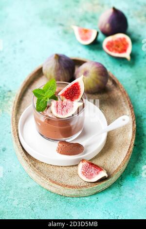 Dessert à la crème de yaourt au chocolat dans un verre avec des figues fraîches, sélectif Banque D'Images