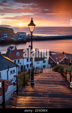 Les 199 marches et vue sur le port de Whitby, Whitby, North Yorkshire au coucher du soleil (été juillet 2020) Banque D'Images