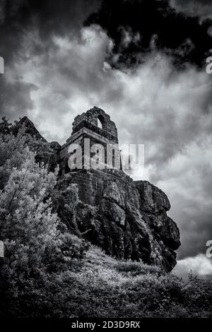 Une image infrarouge des ruines de l'Hermitage rupestre de roche du XVe siècle dans les Cornouailles. Banque D'Images