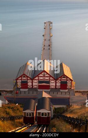 Le funiculaire et la vue sur la jetée de Saltburn et la mer du Nord depuis Saltburn, Redcar et Cleveland, dans le Yorkshire du Nord, au lever du soleil. North York Moor Banque D'Images