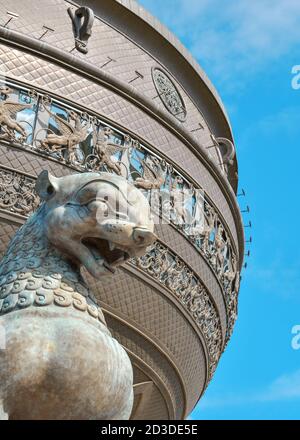 Kazan, Russie, 17 septembre 2020. Sculpture de la tête d'un léopard sur le fond du centre de la famille en gros plan. Vue de dessous Banque D'Images