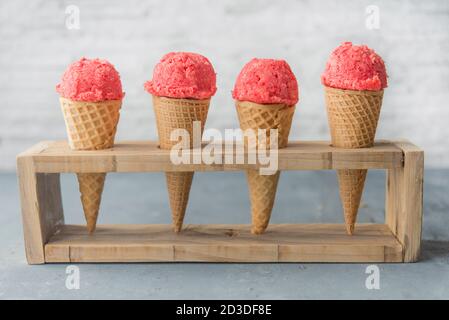 LA MEILLEURE RECETTE DE CRÈME GLACÉE AUX FRAISES Banque D'Images