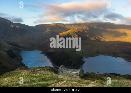 Vue sur le réservoir de Haweswater depuis la route de cadavres au coucher du soleil. Lake District National Park, Cumbria, Royaume-Uni Banque D'Images