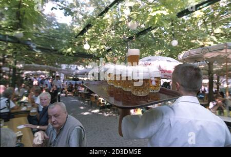 Le célèbre jardin de bière près de la foire de Prater Fun Iand Great Ferris Wheel, où de grandes portions de porc sont servies Banque D'Images