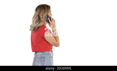 Femme parlant au téléphone sur fond blanc. Banque D'Images