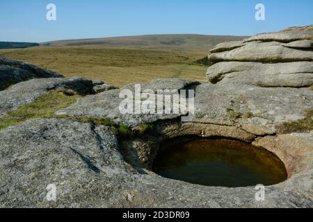 Bassin de roches naturellement formé à Kestor Rock sur Dartmoor Banque D'Images