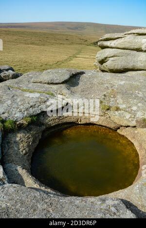 Bassin de roches naturellement formé à Kestor Rock sur Dartmoor Banque D'Images