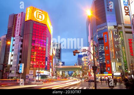 Akihabara Electric Town, Tokyo, région de Kanto, Honshu, Japon - Panneaux publicitaires et trafic. Banque D'Images