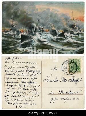 Carte postale historique allemande : percée d'une division de bateaux de torpille. Une flottille dans une mer agitée. Marine impériale allemande (kaisermarine), 1908, à l'envers Banque D'Images