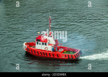 BERGEN, NORVÈGE - 2015 mai. Remorqueur tirant un bateau dans le port de Bergen. Banque D'Images