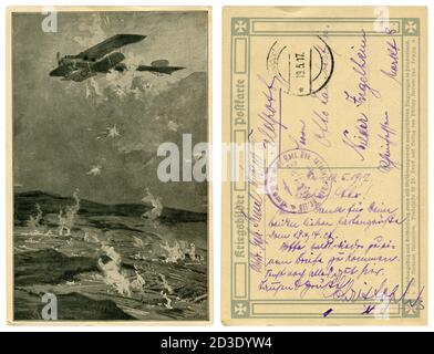 Carte postale historique allemande : tir à l'avion depuis le sol avec des mitrailleuses et des anti-mitrailleuses, la première guerre mondiale 1914-1918. Allemagne Banque D'Images