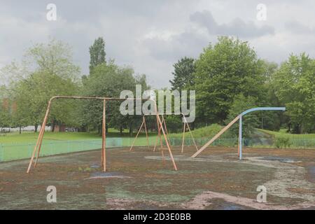 Terrain de jeu abandonné abandonné abandonné abandonné abandonné sur le domaine du logement du conseil à Salford Greater Manchester 2019. Domaine Highstreet à Pendleton à côté du parc Clarendon Banque D'Images