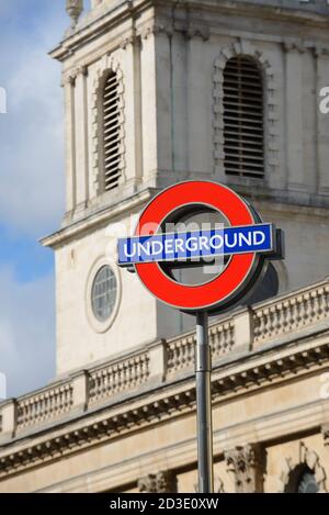 Londres, Angleterre, Royaume-Uni. Rond-point du métro de Londres à la station Charing Cross, église Saint-Martin dans les champs derrière Banque D'Images