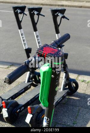 Vandalisme, e-bike recouvert de rouge, Berlin Banque D'Images