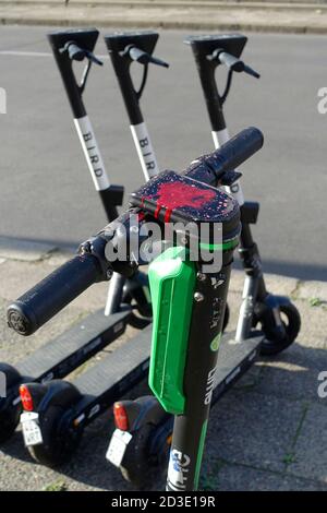 Vandalisme, e-bike recouvert de rouge, Berlin Banque D'Images