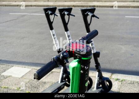 Vandalisme, e-bike recouvert de rouge, Berlin Banque D'Images