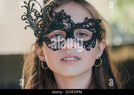 blonde fille dehors. Halloween. Adolescente dans le parc. Fille dans un masque de mascarade. Portrait d'une belle fille adolescente Banque D'Images