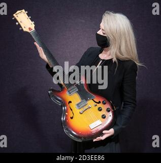Bonhams, Knightsbridge, Londres, Royaume-Uni. 8 octobre 2020. La vente de souvenirs de divertissement de Bonhams comprend la rare guitare électrique Bartell Fretless de George Harrison, qui lui a été présentée en 1967, qui dirige la vente avec une estimation de 200,000 à 300,000 livres sterling. Crédit : Malcolm Park/Alay Live News. Banque D'Images