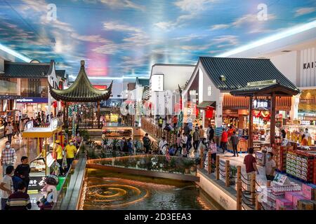 (201008) -- SUZHOU, le 8 octobre 2020 (Xinhua) -- les voyageurs visitent la zone de service de l'autoroute Yangchenghu le long de l'autoroute Shanghai-Nanjing à Suzhou, dans la province de Jiangsu, en Chine orientale, le 8 octobre 2020. En s'inspirant des peintures à l'encre de Wu Guanzhong, l'un des plus grands peintres chinois contemporains, la zone de service a restauré l'esthétique et le charme historique des villes riveraines de la région du delta du Yangtze avec ses plans d'eau, ses arches arrondies, ainsi que ses murs blancs et ses carreaux noirs. Jiangsu a commencé à améliorer ses zones de service d'autoroute en 2016 et a construit plusieurs d'entre elles Banque D'Images