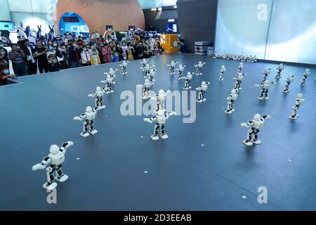 (201008) -- SUZHOU, le 8 octobre 2020 (Xinhua) -- les voyageurs regardent des performances robotiques dans le hall des sciences et de la technologie de la zone de service de l'autoroute Yangchenghu le long de l'autoroute Shanghai-Nanjing à Suzhou, dans la province de Jiangsu, en Chine orientale, le 8 octobre 2020. En s'inspirant des peintures à l'encre de Wu Guanzhong, l'un des plus grands peintres chinois contemporains, la zone de service a restauré l'esthétique et le charme historique des villes riveraines de la région du delta du Yangtze avec ses plans d'eau, ses arches arrondies, ainsi que ses murs blancs et ses carreaux noirs. Jiangsu a commencé la mise à niveau Banque D'Images