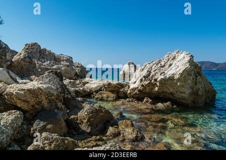 Rochers sur la plage d'Agiofili, île de Lefkada, Grèce. Îles Ioniennes. Été. Banque D'Images