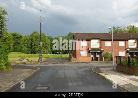 Terrain de jeu abandonné abandonné abandonné abandonné abandonné sur le domaine du logement du conseil à Salford Greater Manchester 2019. Domaine Highstreet à Pendleton à côté du parc Clarendon Banque D'Images