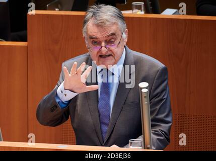 Düsseldorf, Allemagne. 08 octobre 2020. Herbert Reul (CDU), ministre de l'intérieur de la Rhénanie-du-Nord-Westphalie, s'exprime au Parlement d'État de la Rhénanie-du-Nord-Westphalie. Dans le cas des discussions de la police extrémiste de droite, le ministre de l'intérieur du NRW a fermement résisté aux accusations d'inactivité. Credit: Henning Kaiser/dpa/Alay Live News Banque D'Images