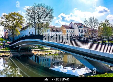 Pont sur la rivière à Troyetskoye predmestye (St. Trinity), centre historique de Minsk, Biélorussie. Banque D'Images