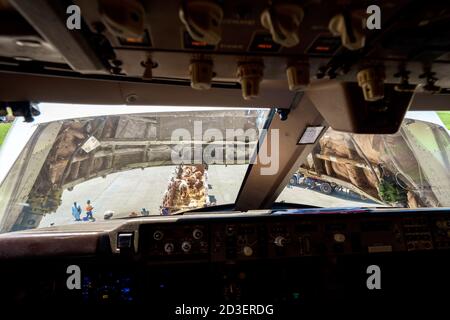 Un porte-bétail et la porte de chargement à nez ouvert avant du poste de pilotage vu du point du pilote de Vue en déchargeant des vaches d'un avion géant B747 Banque D'Images