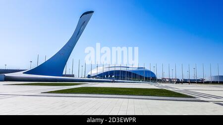 Coupe-feu olympique et palais de glace Bolchoï sur la place des médailles. Adler, Russie Banque D'Images