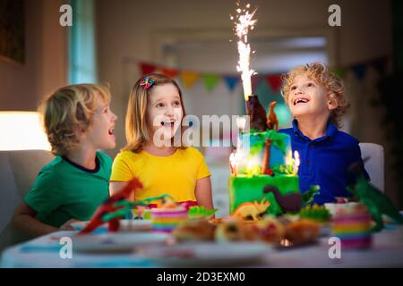 Gateau D Anniversaire A Theme Dinosaure Photo Stock Alamy