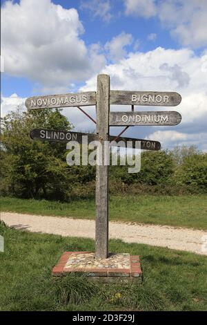 South Downs Way traversant l'ancienne route romaine vers Londres à Bignor Hill, Sussex, Angleterre Banque D'Images