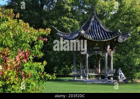 Le pavillon chinois du Seven Acres Garden de RHS Wisley à Surrey, en Angleterre Banque D'Images