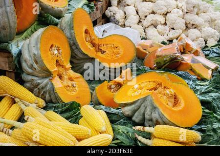 Marché fermier turc. Tas de légumes biologiques frais sur le comptoir le chou-fleur, épis de maïs, des verts, des tranches de citrouilles. Banque D'Images